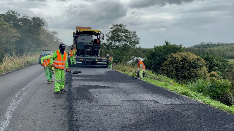 Usa SICT 2 trenes de pavimentación en conservación carretera de Veracruz