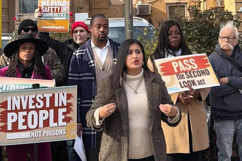 Rechaza senadora Ramos presencia de agentes de ICE en aeropuertos de NY