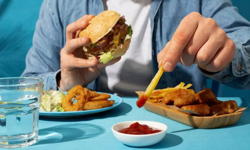 Los alimentos ultraprocesados dañan la fertilidad en hombres y mujeres, revelan estudios