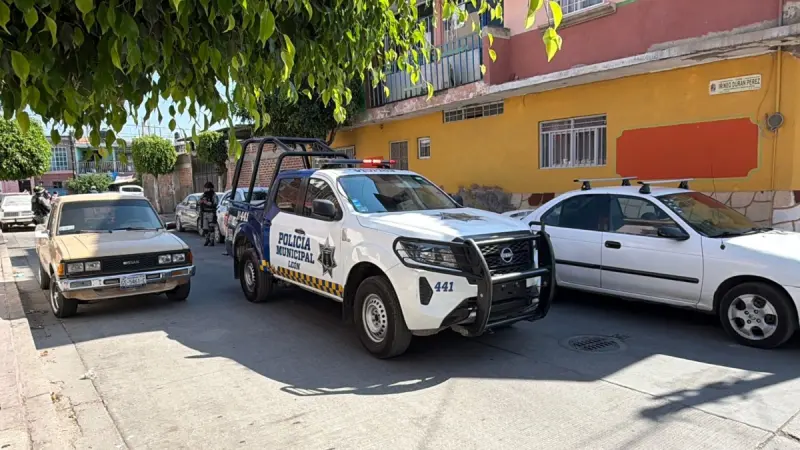 Juan fue atacado a balazos frente a su familia en la León 1; lo llevan grave a un hospital