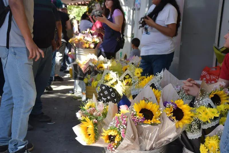 Cae la venta de flores amarillas en el Mercado de las Flores de Culiacán