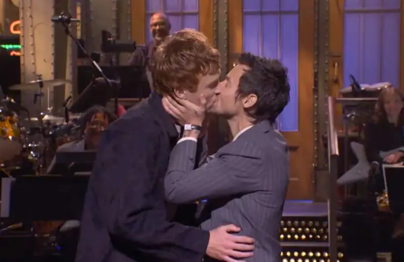 Harry Styles responde a críticas por “queerbaiting” en Saturday Night Live y sorprende con beso en vivo