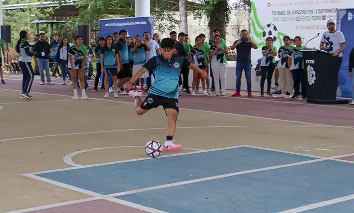 Rueda el balón en Fubol Cascaritas y Dominadas