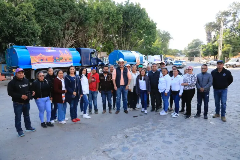 Autoridades de Colón abastecen con pipas a La Esperanza ante falla en pozo que dejó sin agua a familias