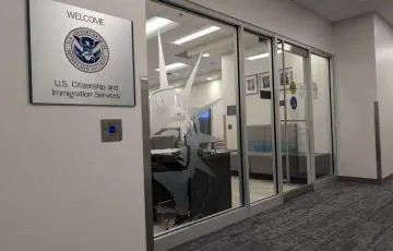 Actualiza USCIS controles para detectar riesgos migratorios