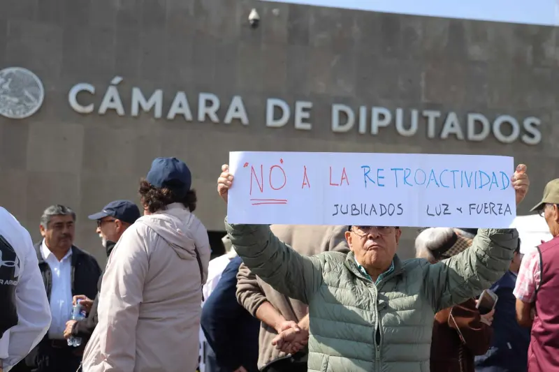 Intentan jubilados de Pemex, Luz y Fuerza y CFE entrar a Cámara de Diputados