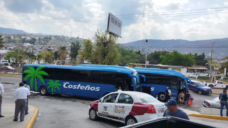 Toman maestros de la CETEG 5 autobuses en Chilpancingo