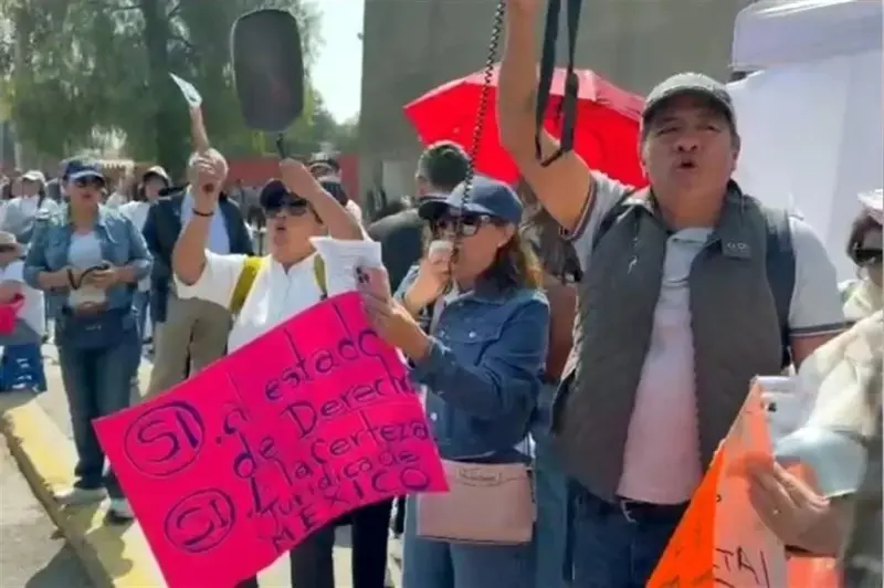 Eliminan, entre protestas, pensiones doradas