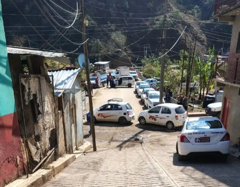 Cierran acceso a Tlacoapa en rechazo a nuevas concesiones en transporte