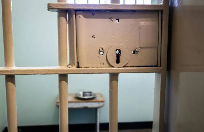 Sanciona Fiscalía de NY a empresa por práctica médica ilegal en cárceles