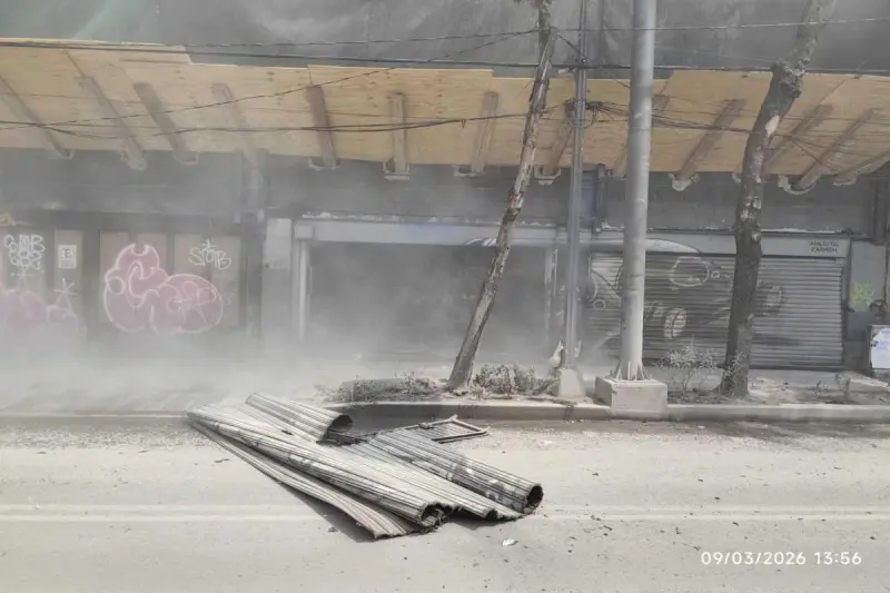 Colapsa edificio en San Antonio Abad: hay tres personas bajo escombros; un hombre es rescatado