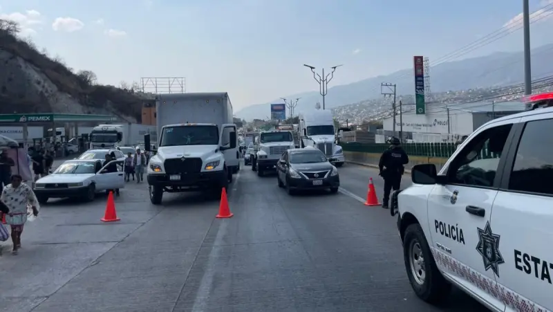 Bloquean carriles de la Autopista del Sol; habitantes exigen electricidad, drenaje y agua potable
