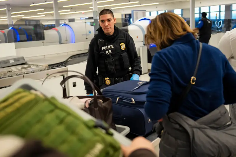 Lo que sabemos sobre la presencia de la TSA y el ICE en aeropuertos de EE.UU.