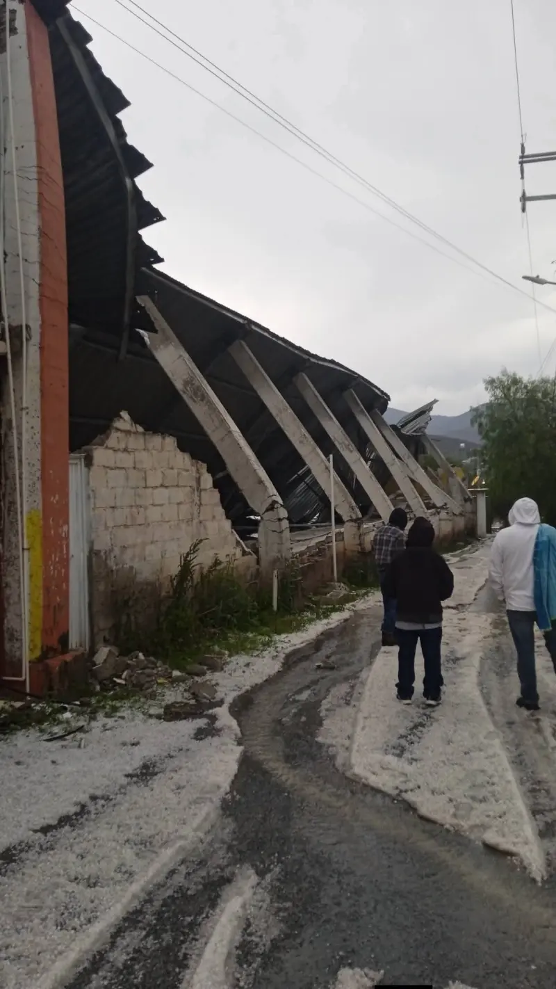 Colapsa salón de usos múltiples tras granizada en Zimapán