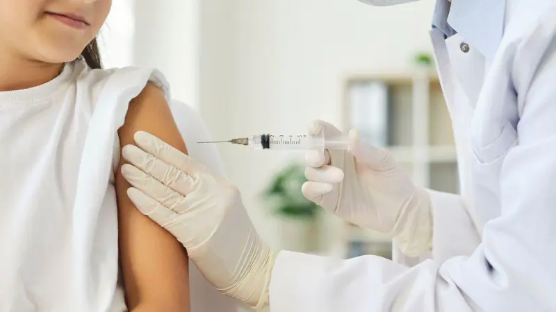 Vacuna contra la meningitis B en México: ¿está disponible?