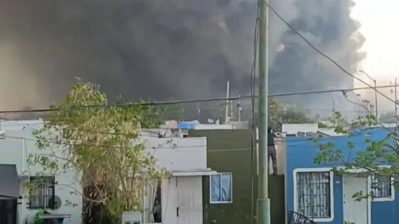 Incendio moviliza a rescatistas en Pesquería; vecinos intentan sofocarlo