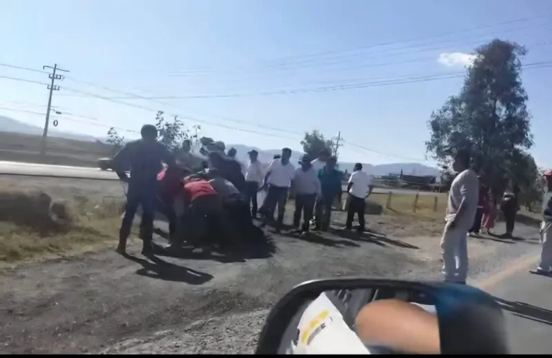 Bloquean colonos autopista para exigir cumplimiento de diversas obras