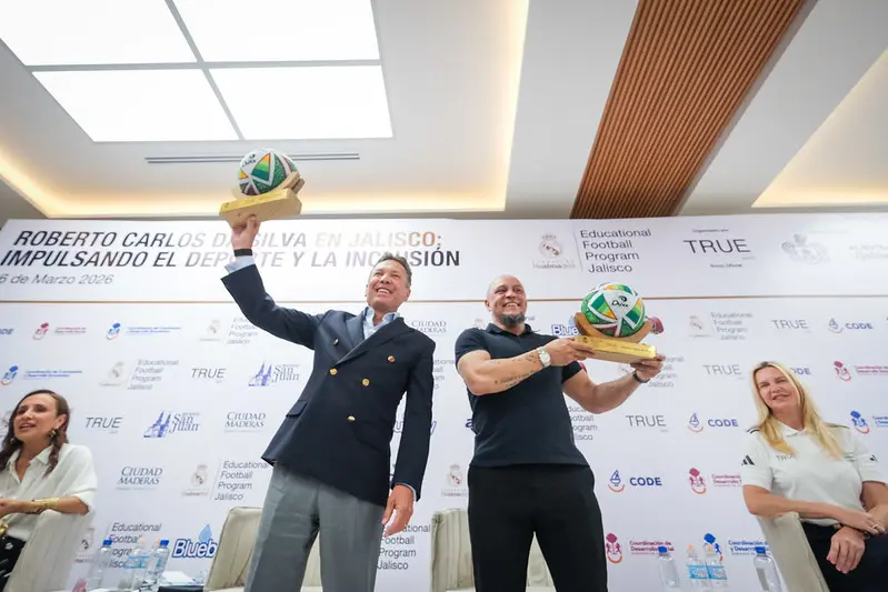 Exfutbolista Roberto Carlos se reúne con niños de Fundación Real Madrid