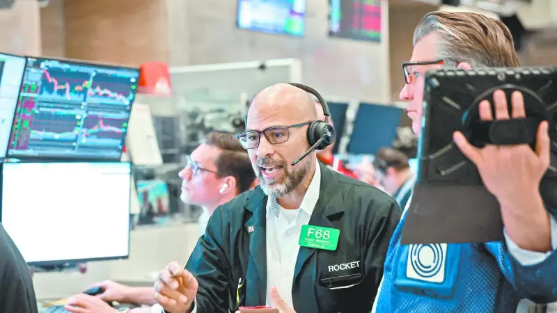 Wall Street pierde en el mes por la guerra