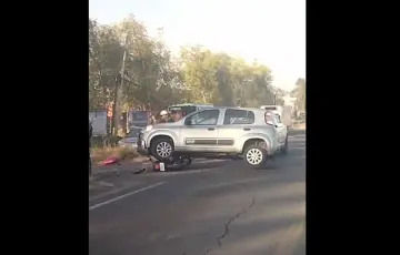 Embiste coche a motociclista rumbo al aeropuerto en Tarímbaro