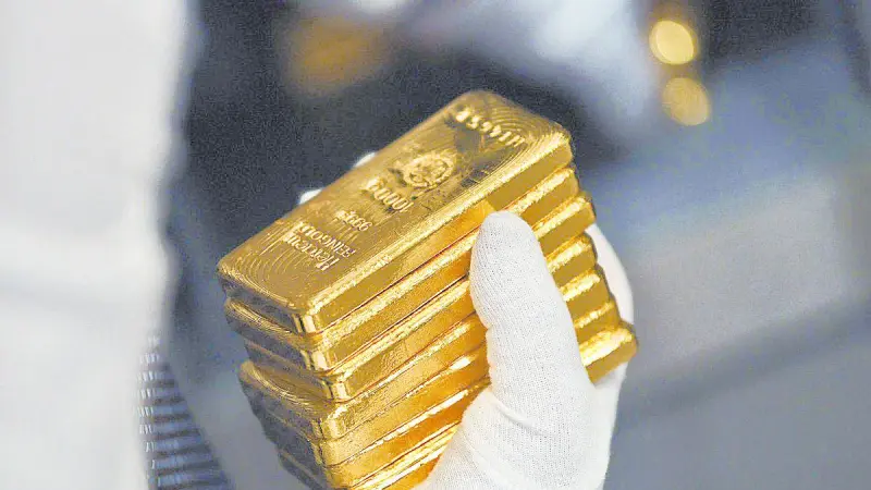 Oro cae por el temor a mayor inflación por crudo caro