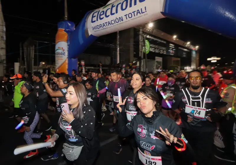 Más de 2 mil corren el Medio Maratón Nocturno Diario de Querétaro