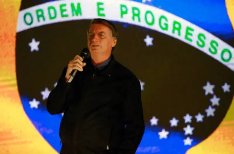 Cumplirá Jair Bolsonaro condena en casa tras crisis de salud en Brasil