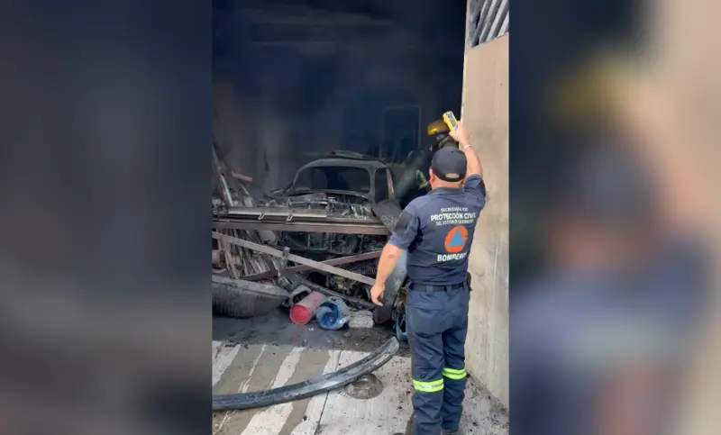 Se incendia auto dentro de una casa en Chilpancingo y provoca daños