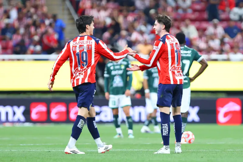 Chivas golea a León y es líder del futbol mexicano