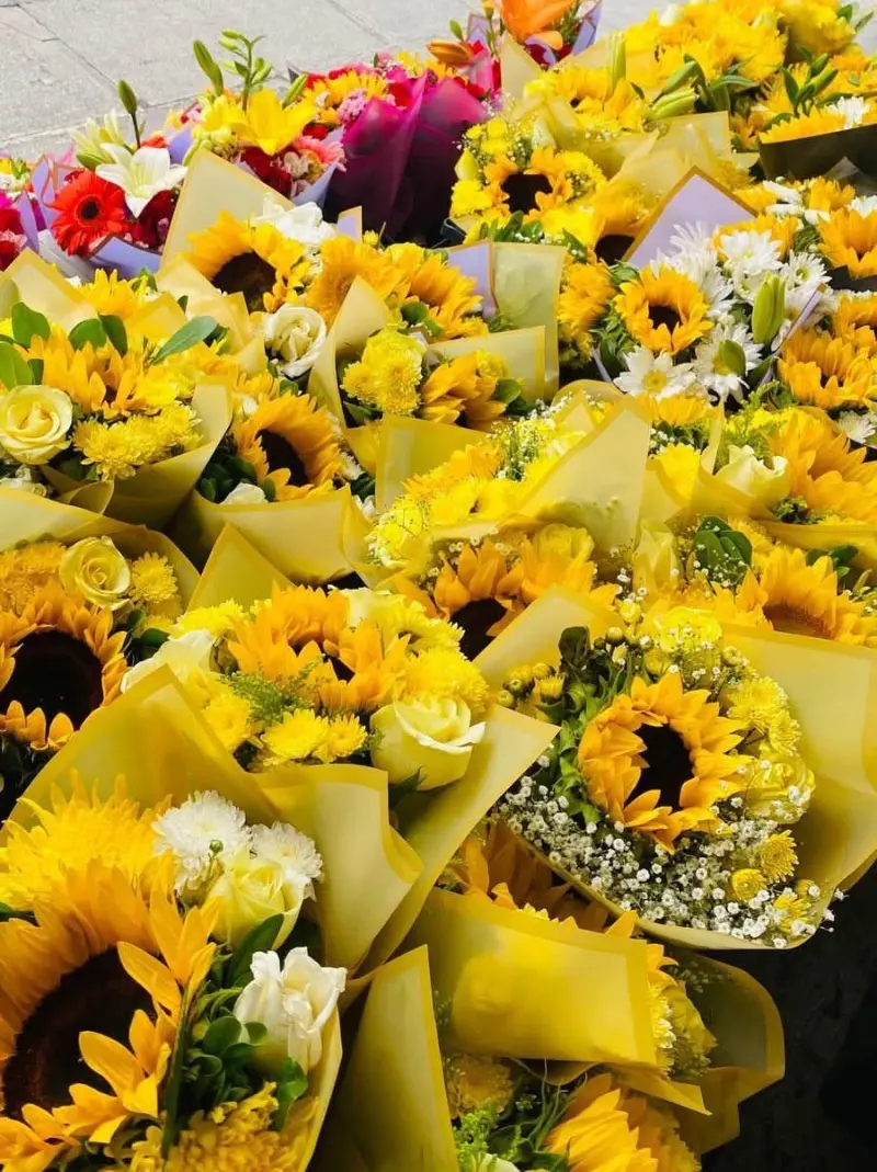 Dan regios bienvenida a la primavera con tendencia de flores amarillas