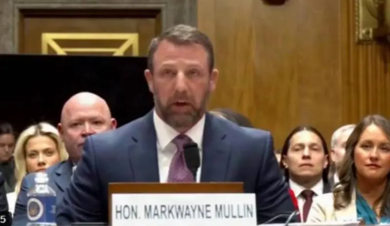 Respalda Mullin pago a TSA y arremete contra demócratas por cierre de DHS