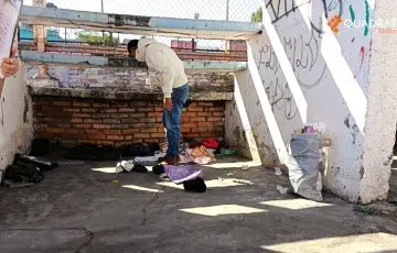 Mario, adicto que vive bajo escaleras de Unidad Deportiva en La Colina