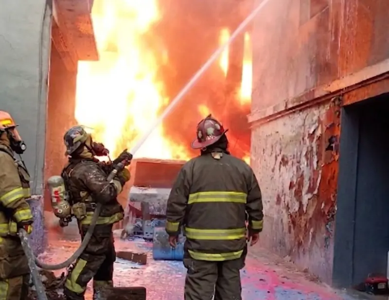 Logran Bomberos de Zumpango cercar el fuego en bodega de tres niveles