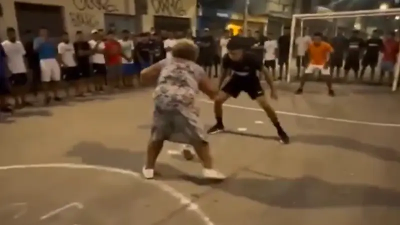 VIDEO| Abuelita se vuelve viral tras vencer a joven rival en reto de futbol