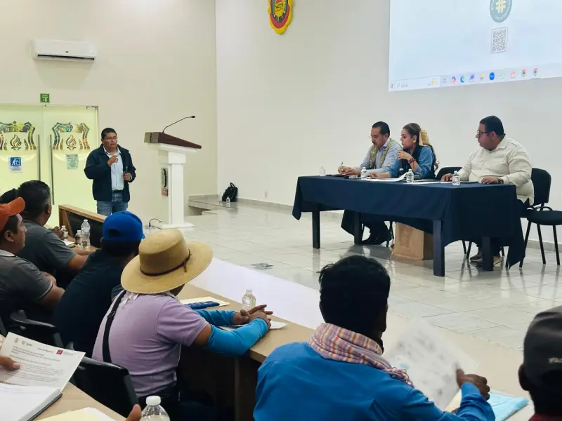 Evelyn Salgado Pineda se reunió en Chilpancingo con pobladores de la Sierra que mantenían un bloqueo