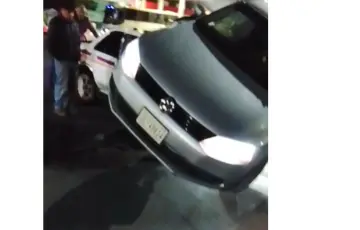 Dos lesionados tras choque entre taxi y auto en la Benito Juárez, Uruapan