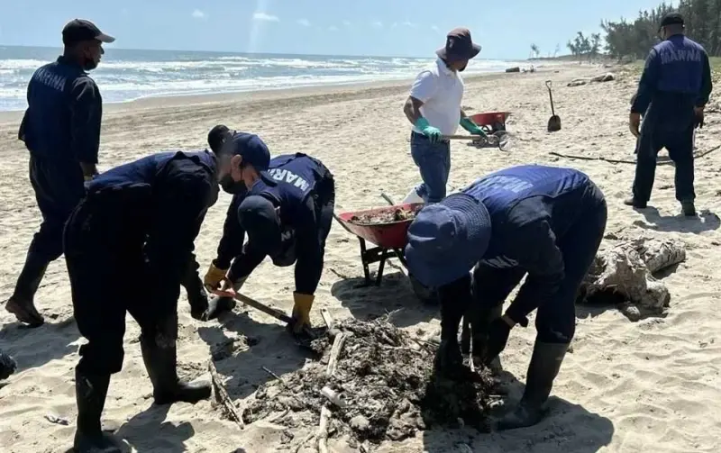 Pega derrame a playas de Veracruz