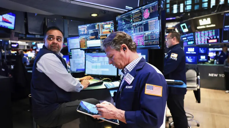 Un mes de guerra hunde a la BMV 6.6% y lleva al peso por encima de 18 por dólar