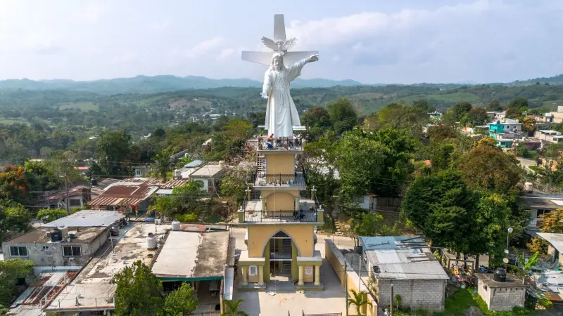 Santa Cruz con Jesús Resucitado ilumina a Coatzintla
