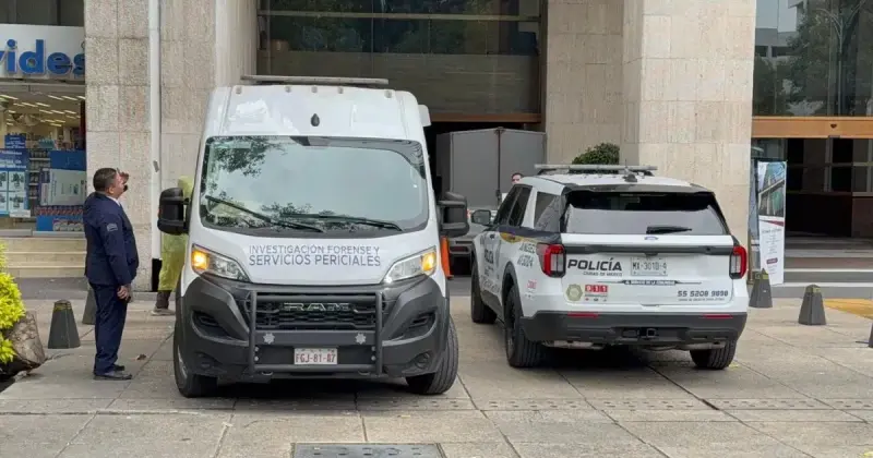 Hombre muere al caer de un piso 21 en Reforma