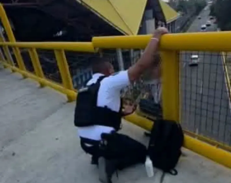 Evitan policías de Nezahualcóyotl suicidio de joven en puente peatonal