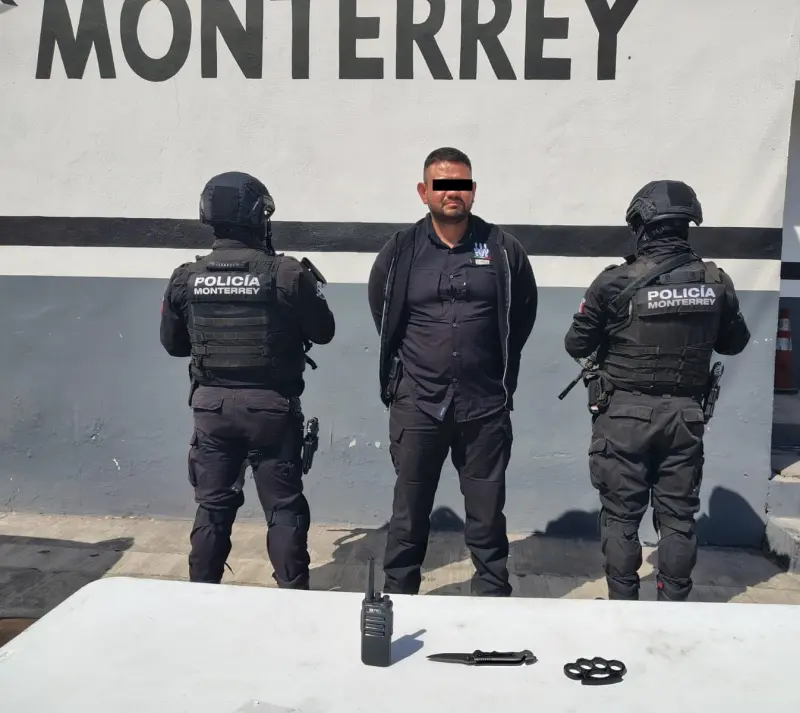Detienen a hombre por presunta usurpación de funciones en Monterrey