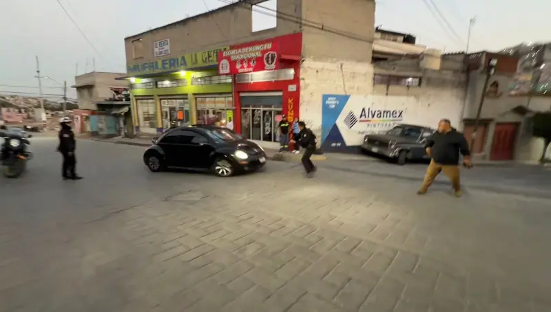 Atropella conductor a policía al evadir operativo en Ecatepec