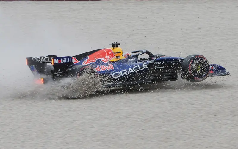 Verstappen ve "una jungla" en la F1, pero aún espera "soluciones simples"