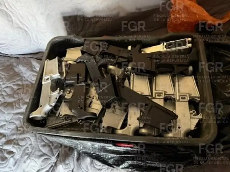 Cateo de la FGR en San Marcos deja detenidos con cargadores, piezas de armas y droga