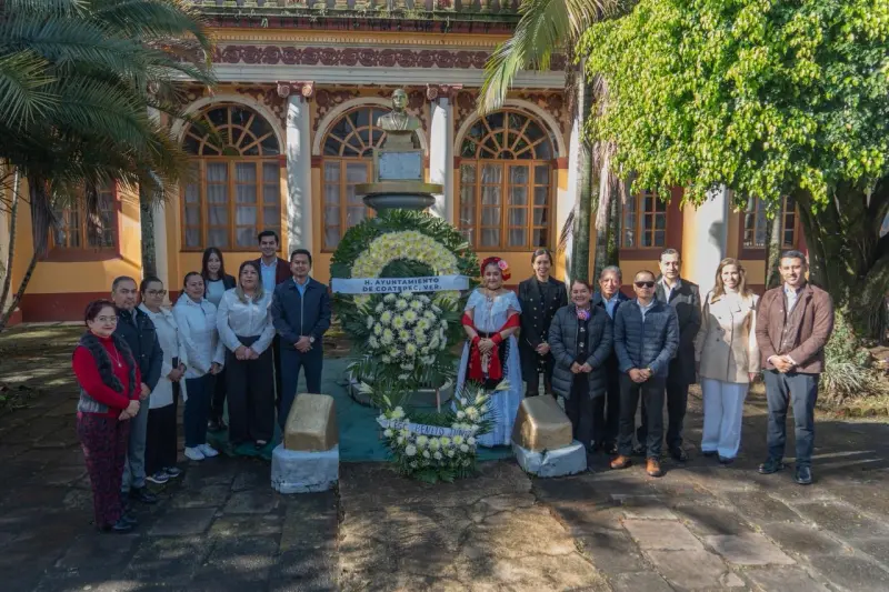 Preside Nacho Luna guardia de honor a Benito Juárez