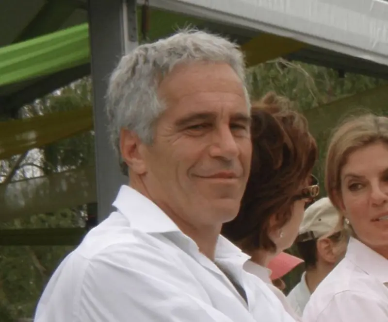 Demandan a Trump y Google por filtrar datos de víctimas de Epstein