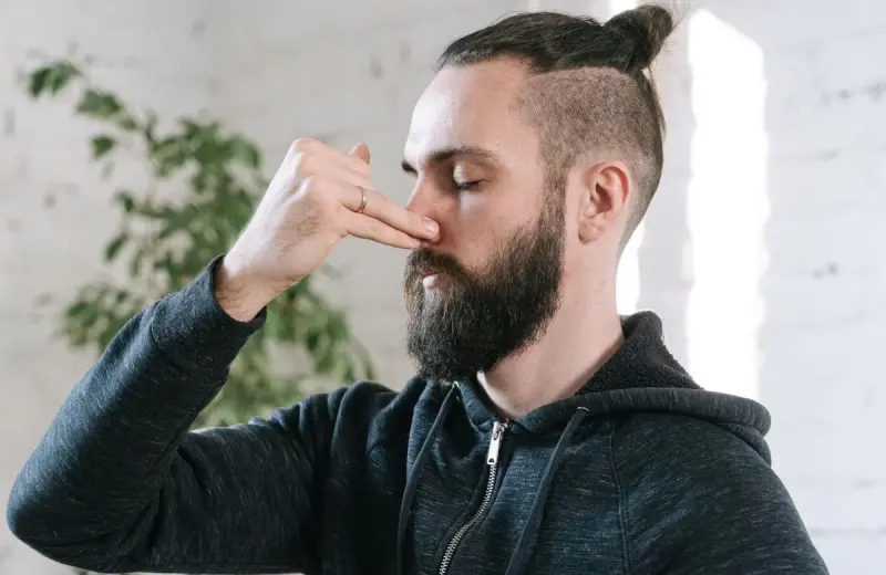 El ejercicio de respiración de 15 minutos que podría ayudar a reducir la presión baja, según expertos