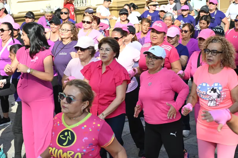 Participan 200 mujeres en Guantes Rosas en la ciudad de Veracruz