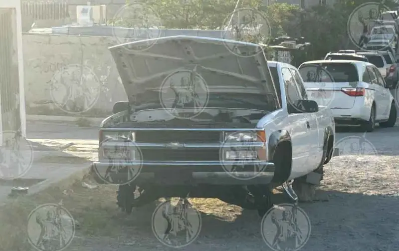 Video: Aseguran camioneta robada abandonada y desvalijada